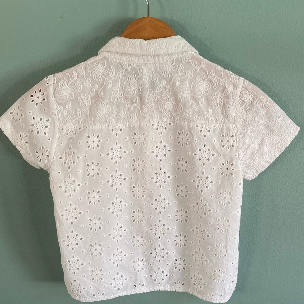 Button young woman’s button down - Picture 2 of 4